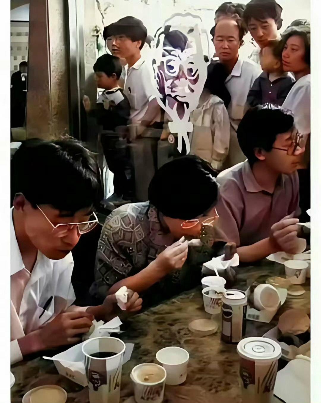 1987年，中国大陆第一家肯德基在北京开业，排队很长，据说还有人在里面办婚礼。