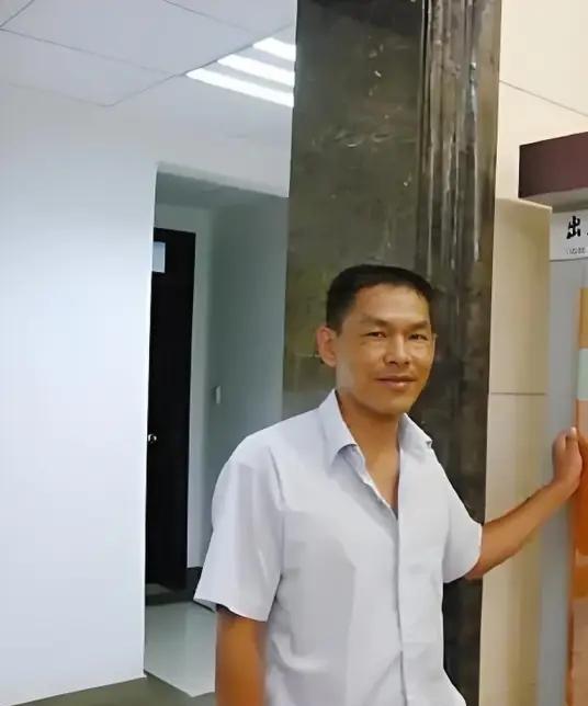 1997年，复旦大学博士生导师裘锡圭，收到一封信，信是一位叫蔡伟的地摊小贩写来的