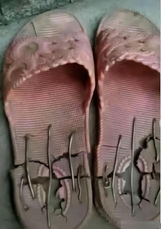 各位友友，巴黎世家的这种拖鞋你敢穿吗？