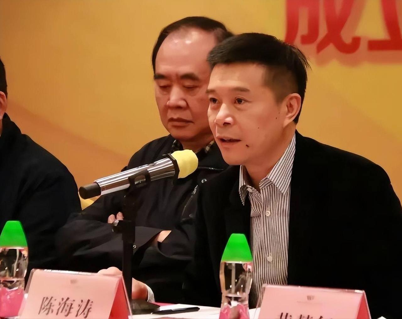 陈海涛是真舍得！广东男篮主场打赢山西男篮后，他带着家人第一时间钻进更衣室，不光当