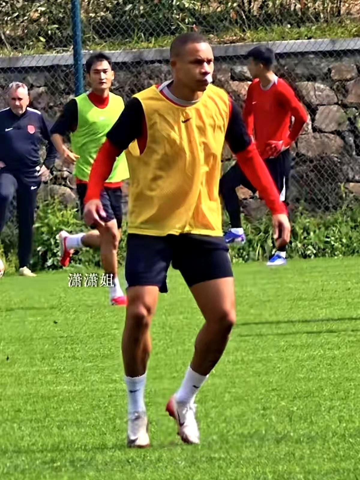 你敢信？嘴唇被肘得裂成两半缝15针，他还在成都蓉城的训练场跑。3月6号中超首