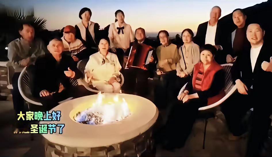 12月25日，姜昆在美国豪宅唱《我和我的祖国》的视频火了。画面里，一群老艺术家