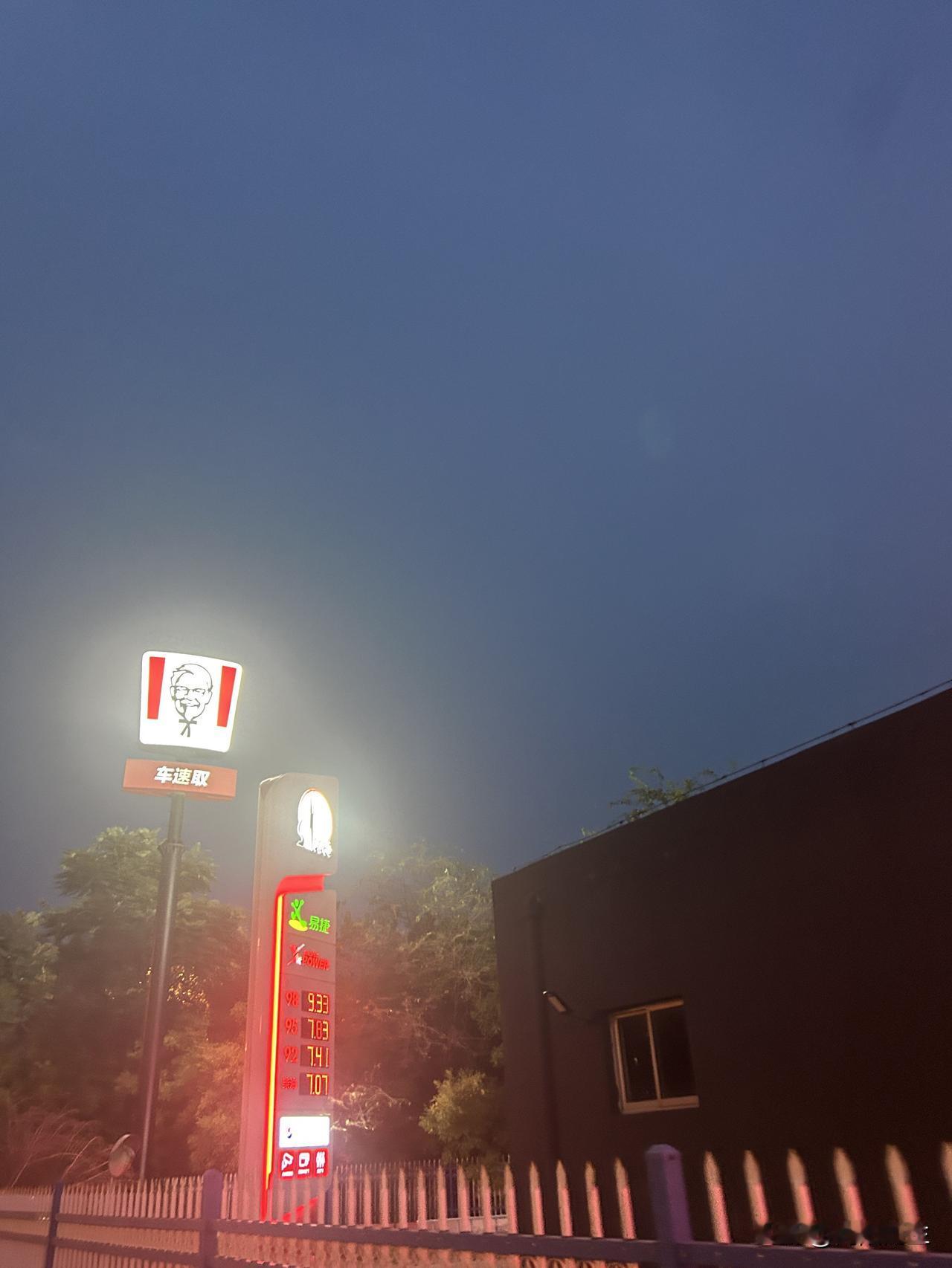 家里做再好的饭菜对孩子来说都比不上肯德基餐厅里的汉堡炸鸡可乐。我是给她们姐俩