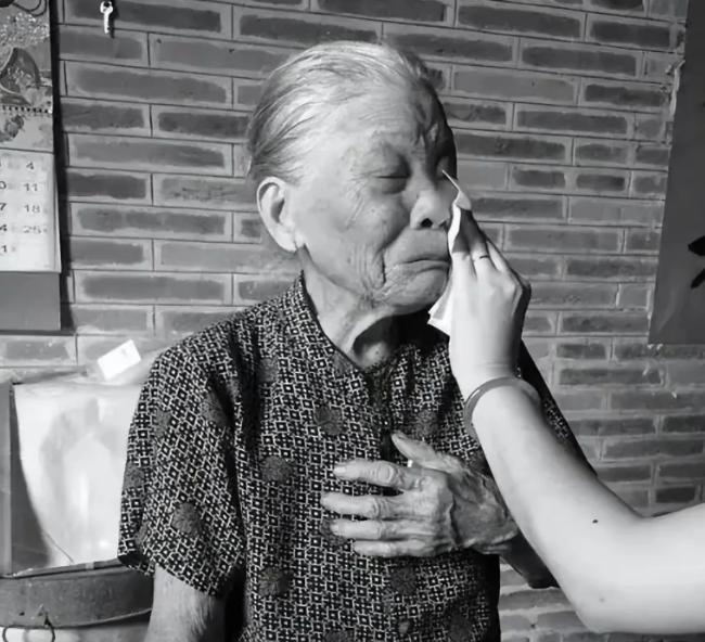 1939年，19岁少女被日军推进洗澡房，翻译官笑眯眯的说：“你有福了，你很漂亮，