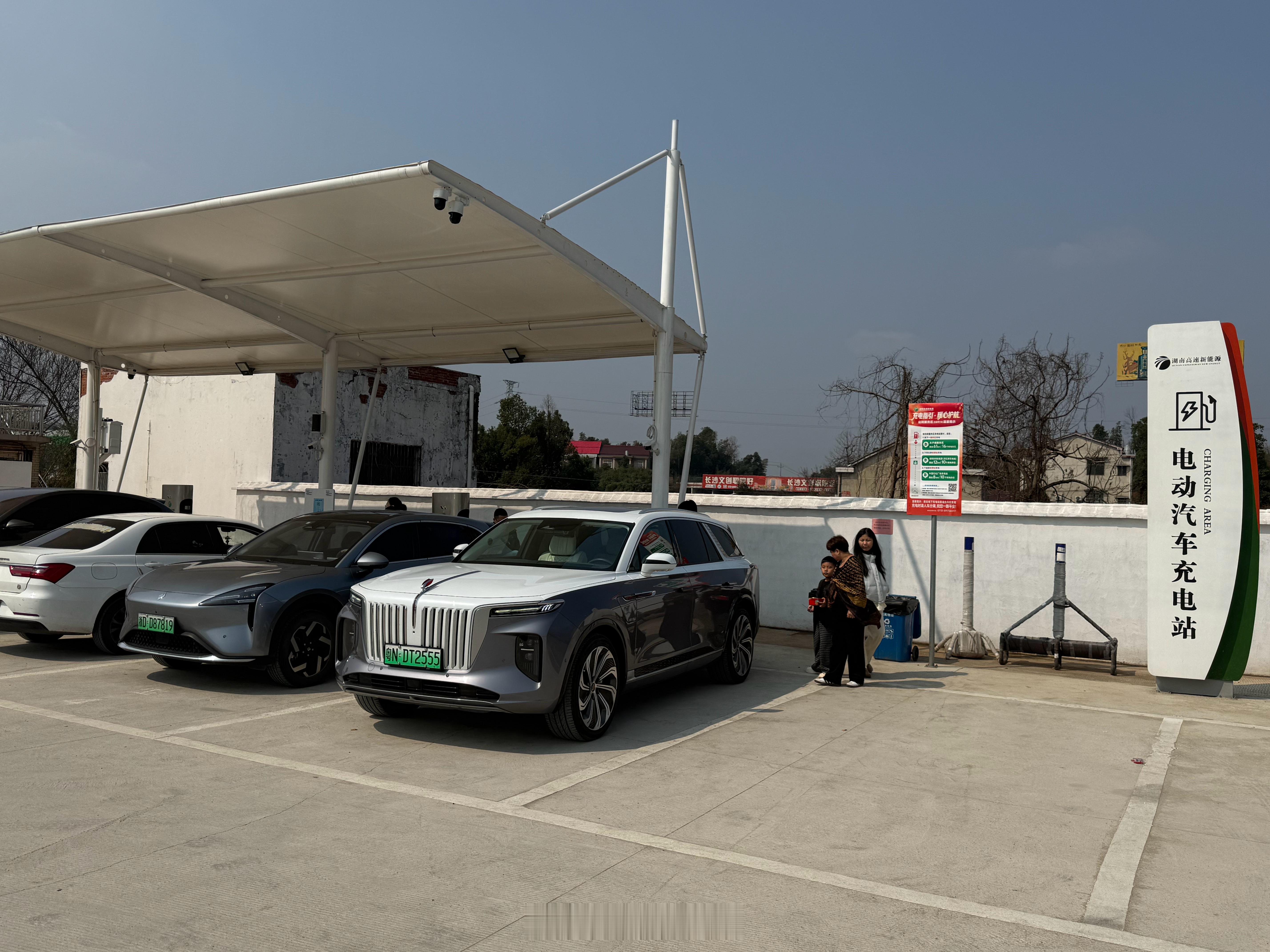 这充电站是理想建的吗？桩是理想的5C桩，但整个站点设计不是理想的标准，看名称像是