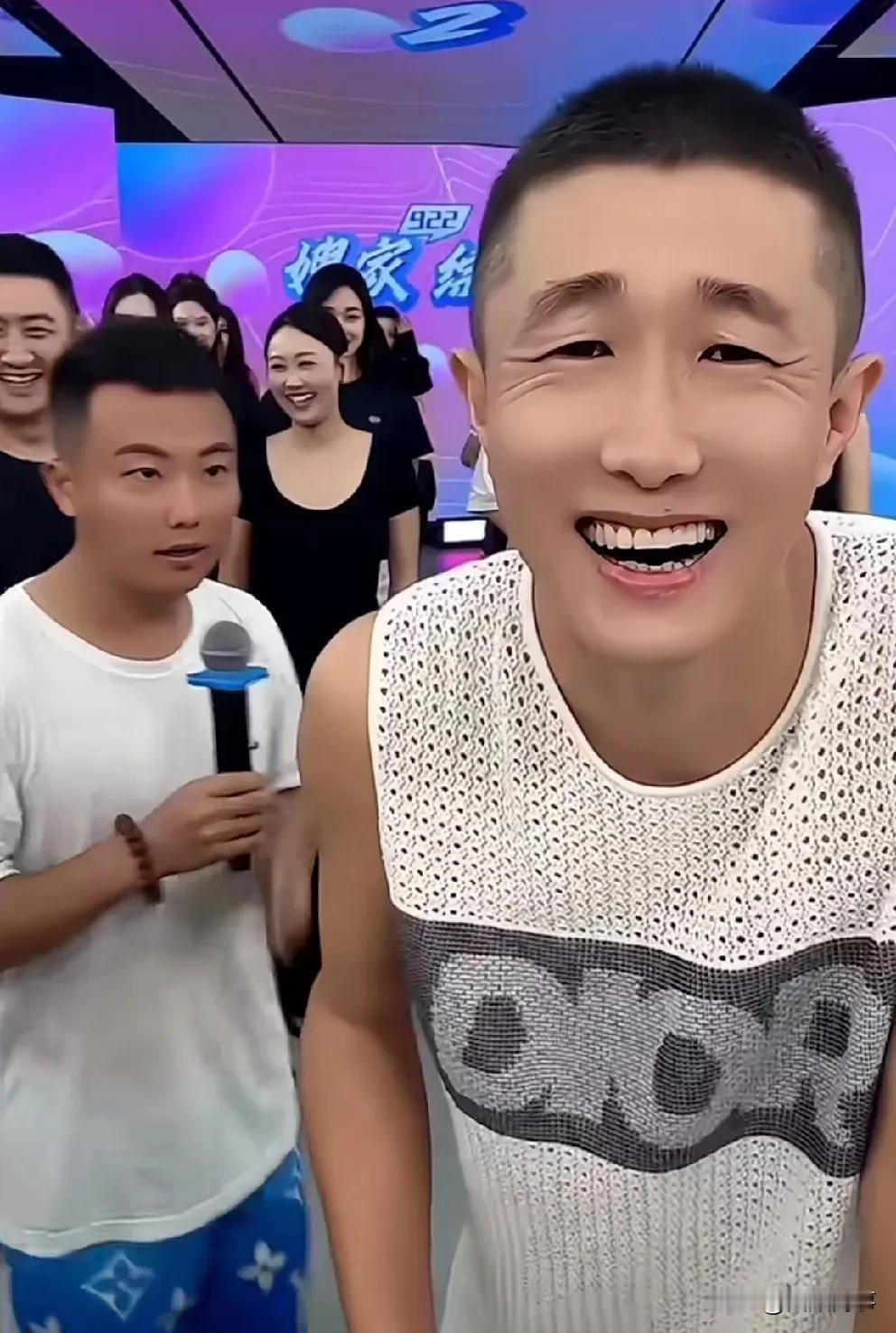 小胖：张二嫂给胡闹签了四份合同！胡闹永远给他师父留最后一丝面子！