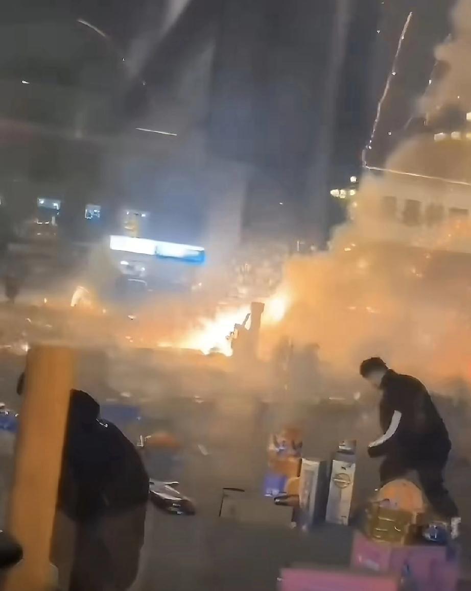 大过年的，听到这种消息真是太难受了。湖南湘阴那个33岁的小伙子，放个烟花想把