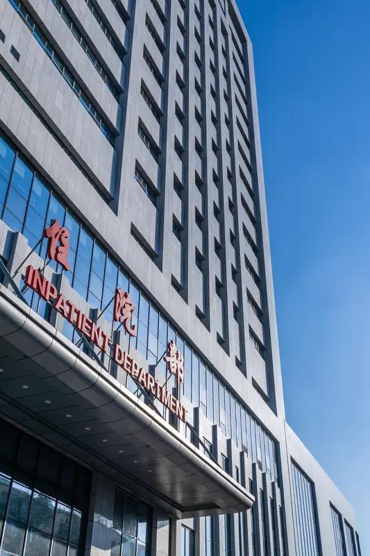 近来，医院就诊人数锐减。据悉，河南一家大型医院已停止运营。尽管资本不遗余力地打