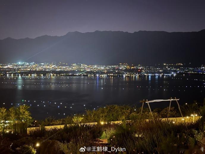 王鹤棣晒云南夜景王鹤棣拍的云南夜景没有虚构点缀，只有云南夜景本真的璀璨。他的随手