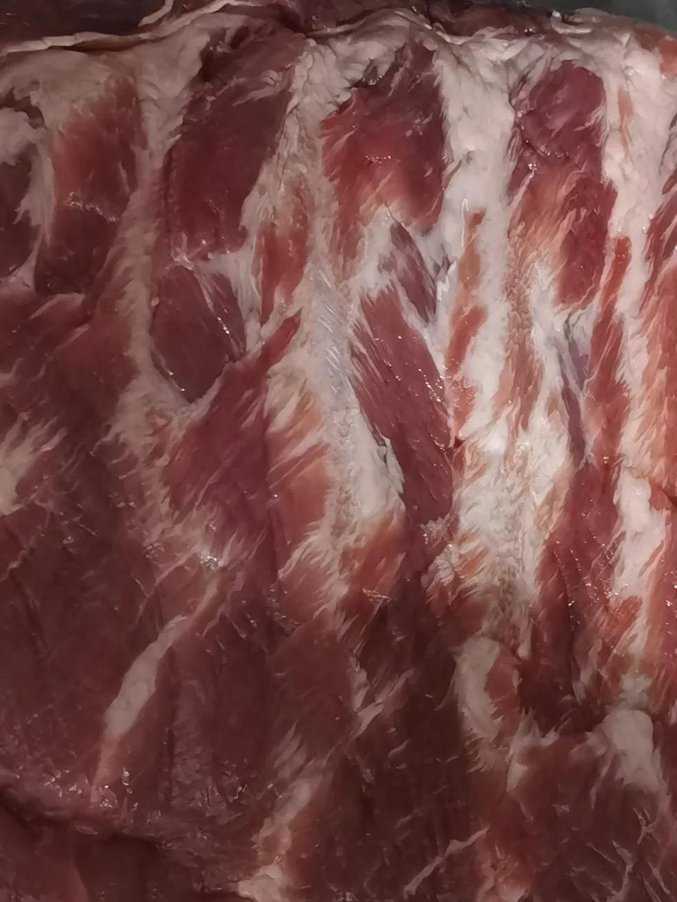 这次我在网上买了一单整扇排骨，本来我在网上买肉，不太放心，直播间他承诺说是我收到