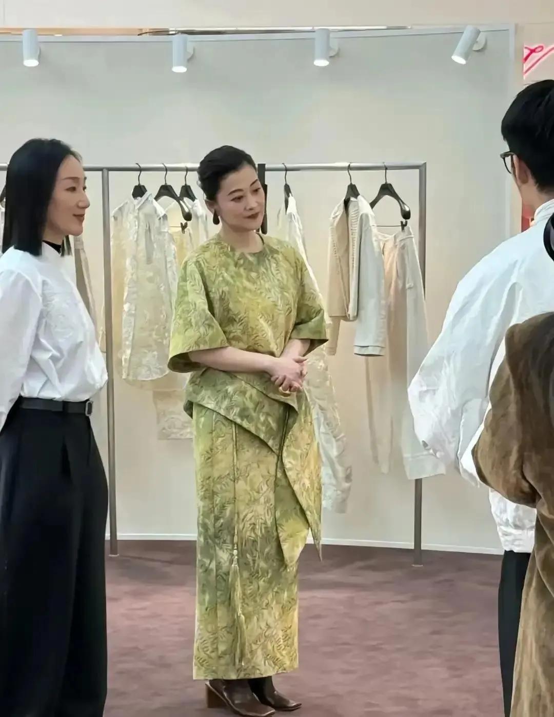 谁能想到这是49岁的梅婷！✨现身杭州万象城被偶遇，一身新中式绿裙太绝了！盘发