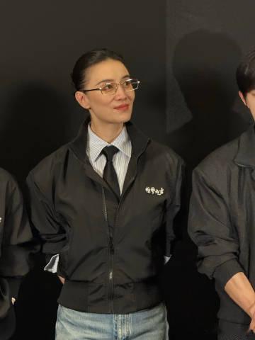 宋佳路演美我一大跳宋佳路演造型真的帅到失语！宋佳路演黑外套造型干练利落，金丝眼