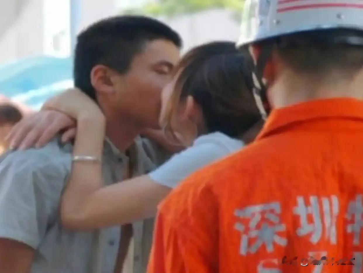 2011年，深圳的天桥上，一个男孩站在生死边缘，准备纵身一跃。就在这时，一名19