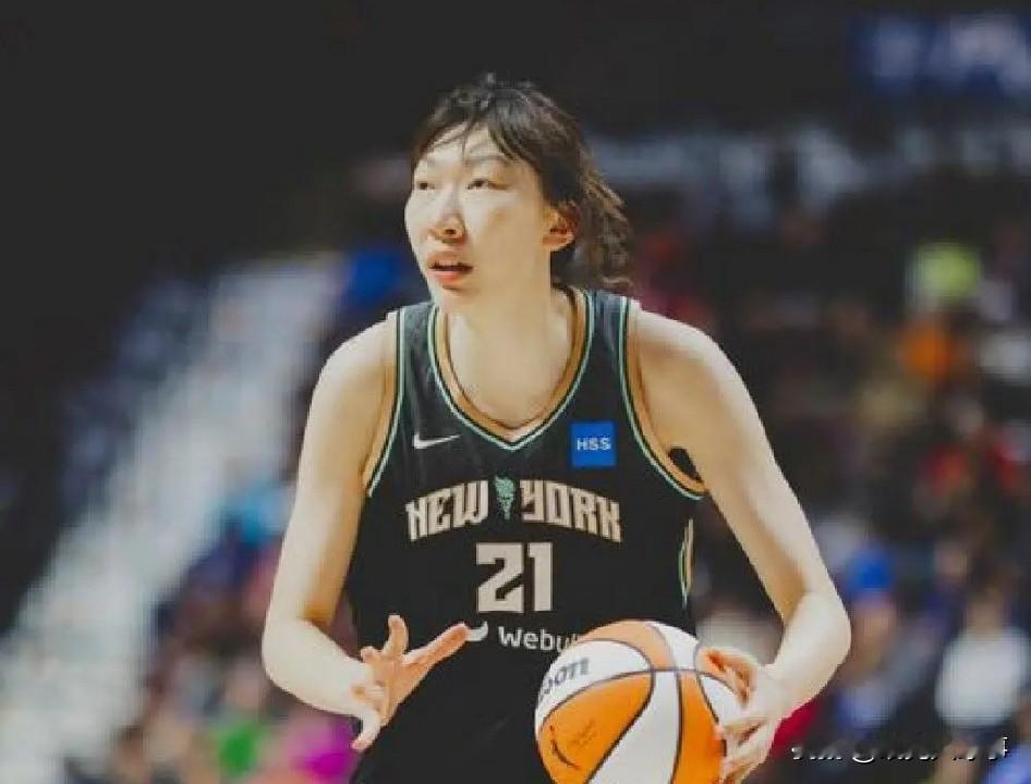 终于明白，韩旭与李月汝为何不是主力与首发。今天上午的一场WNBA比赛，韩旭与李