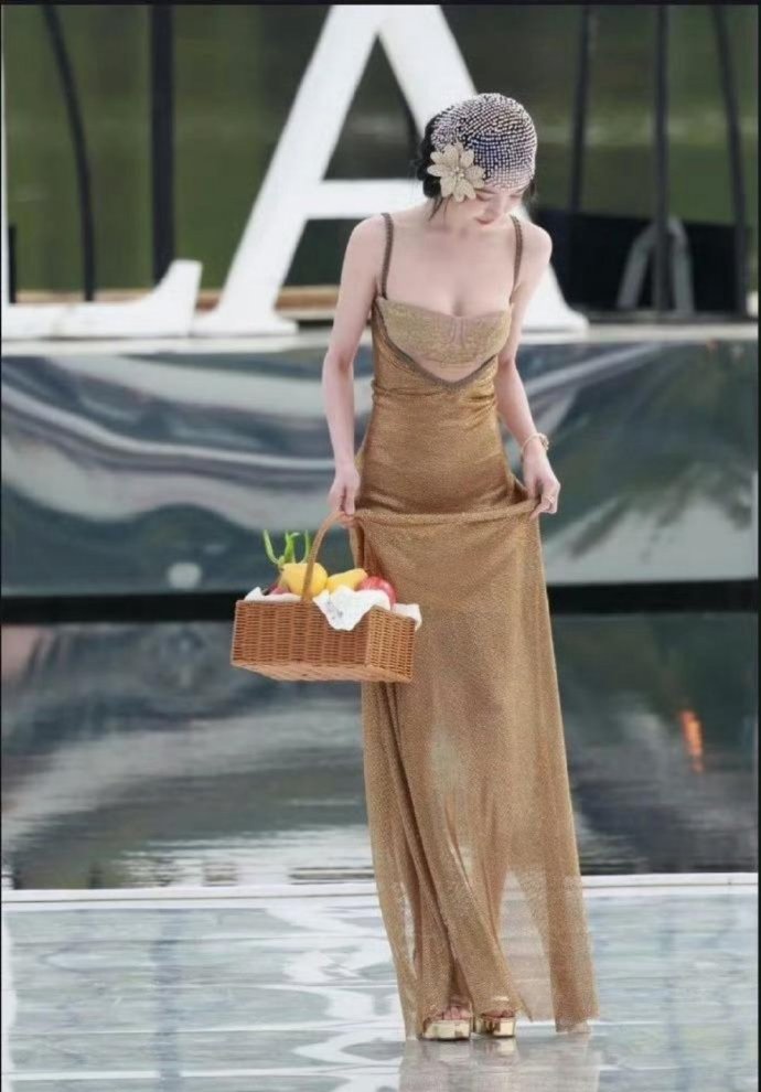 易梦玲这么小一只为啥又瘦又料，这种身材是怎么保养的？