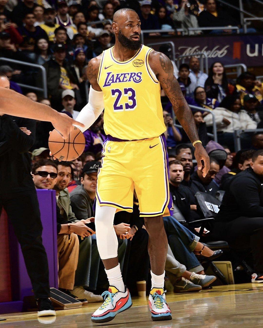 詹姆斯赛后谈到了球队本场失利的主要原因：“失误数，失误太多了，让对手有很多快攻得