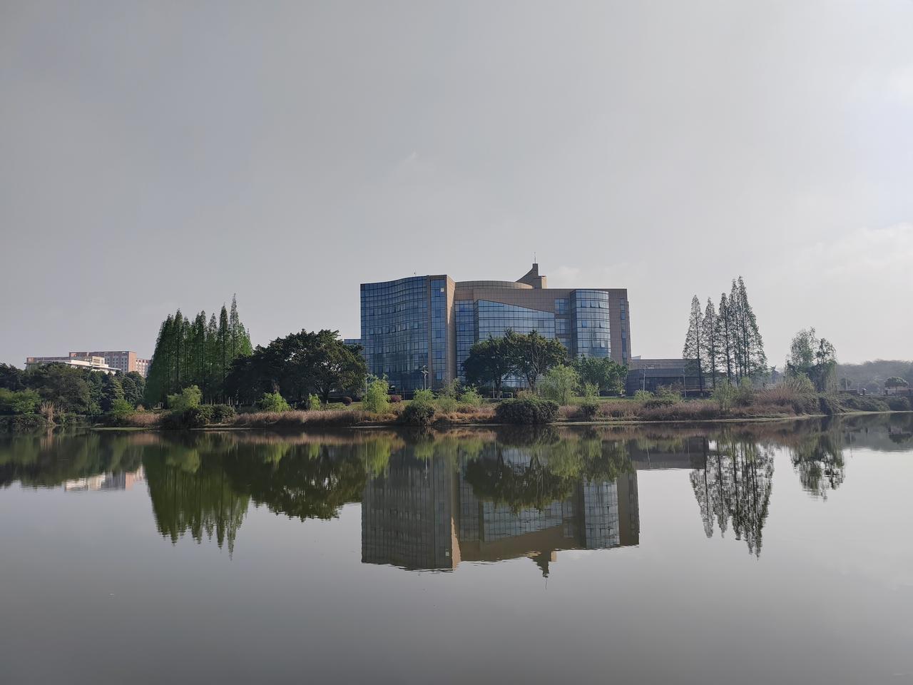 成都和重庆同属西南，却各有千秋。成都地处平原，城市规整，交通顺畅，自古就是“天府