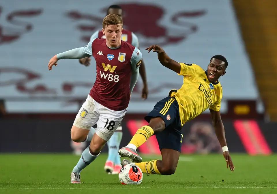 英超12轮比赛过后:英超12轮比赛过后，积分排第一位的是阿森纳，排第二