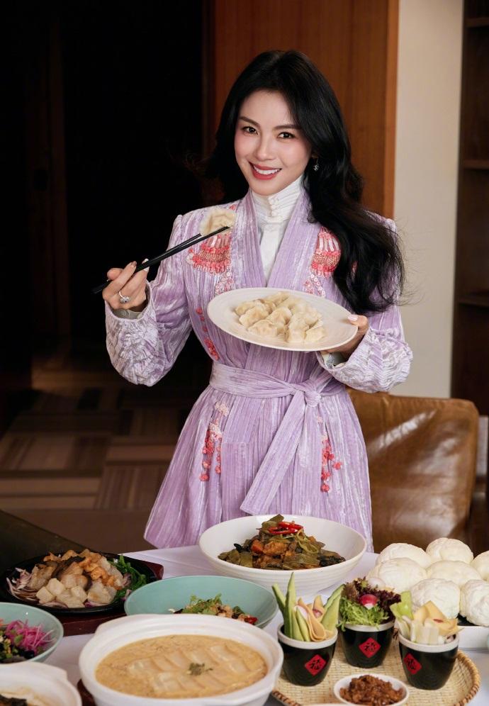 最近刘涛享受了一顿大餐，不过最吸引人的是她这次的穿着，看上去非常的靓丽。刘涛