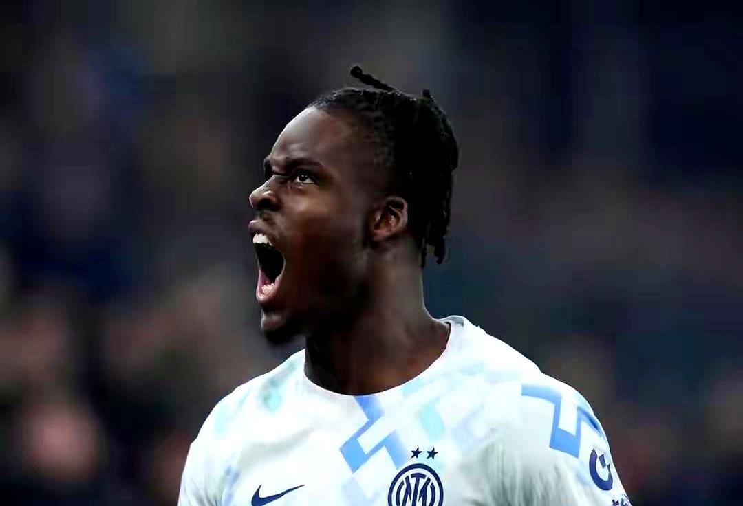 国米给轮换替补开的税后年薪，居然比首发主力还高70万。2026年3月初刚爆