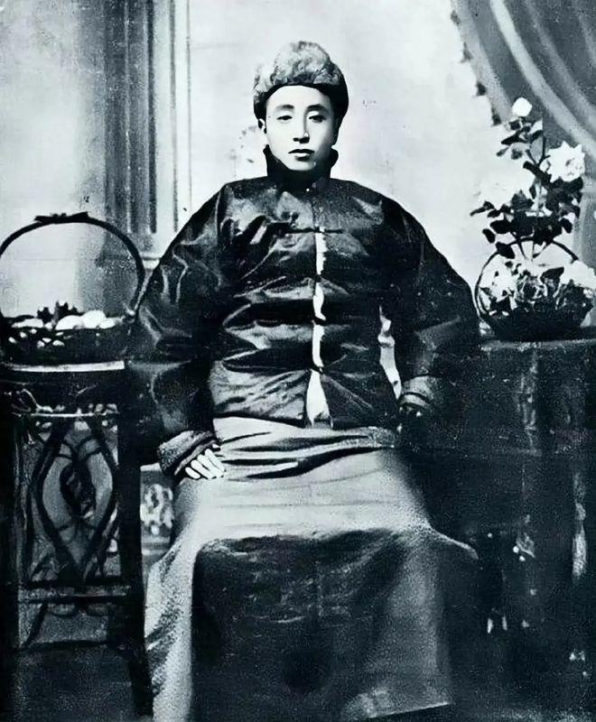 1891年，16岁的张作霖落难乞讨，却被孙寡妇看上，孙寡妇解开衣扣，掏出一块腰牌