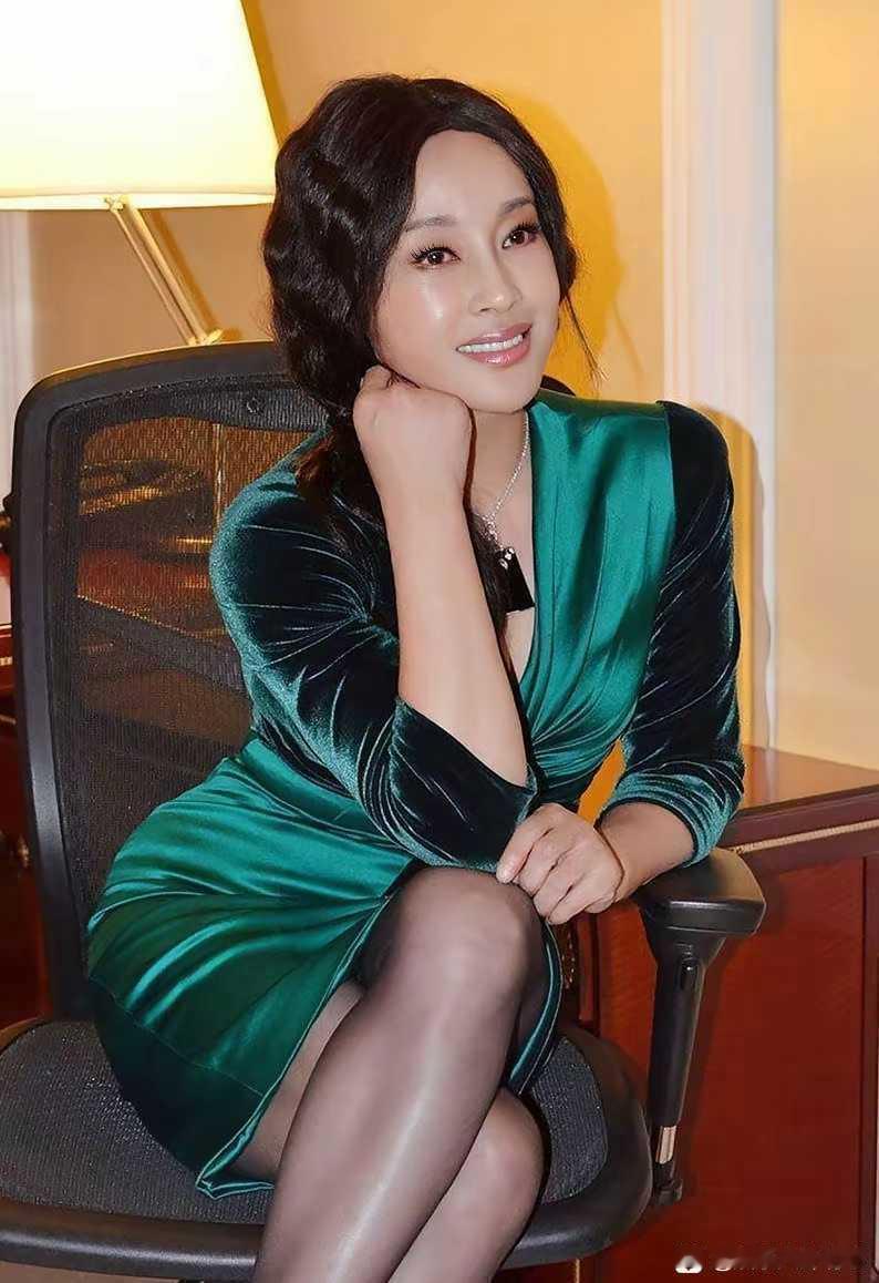 刘晓庆还是太精明了看看庆奶前男友古柯前后对比照，我才明白，不是什么饭都可以把软的当做是硬的来吃的。好