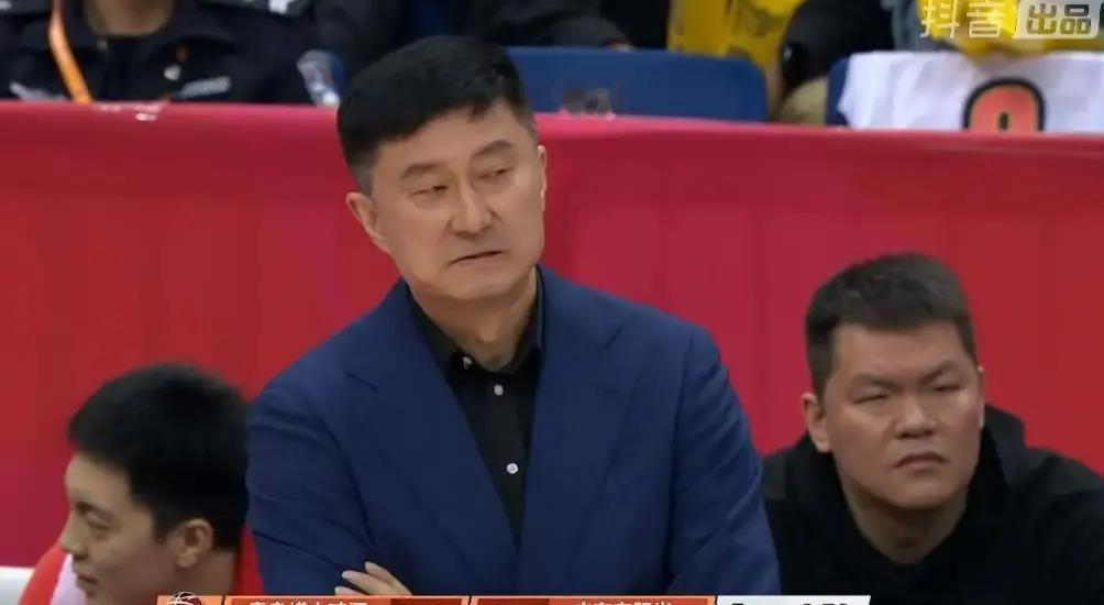 胡明轩零出手崔永熙打铁，广东队进攻哑火，这锅不该由杜锋背胡明轩整场0出手仅靠罚