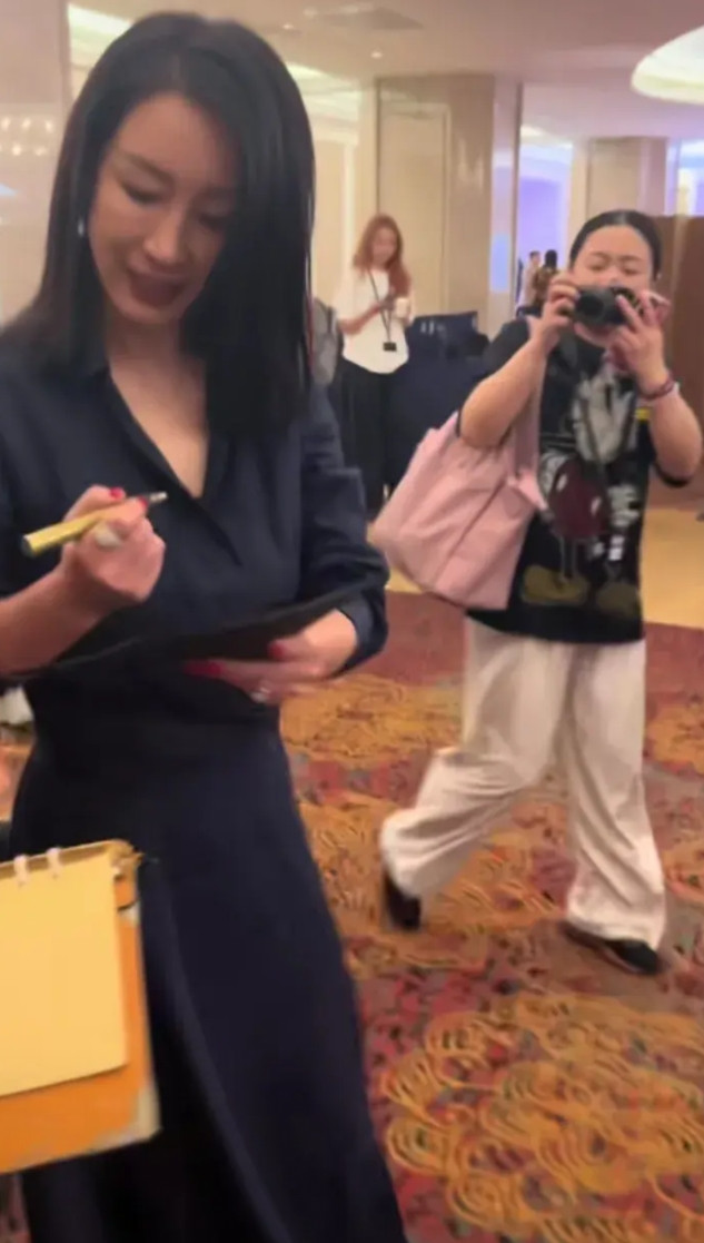 秦海璐得了白玉兰奖后给粉丝签名，这画面想想就超棒！在《生万物》里，她演的费左氏太