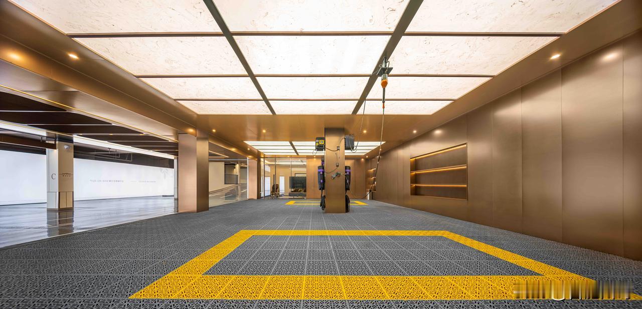 这几年，合肥车库配套在持续提升，就连服务也是跟着在卷。滨湖翰墨雲栖，在别的项目