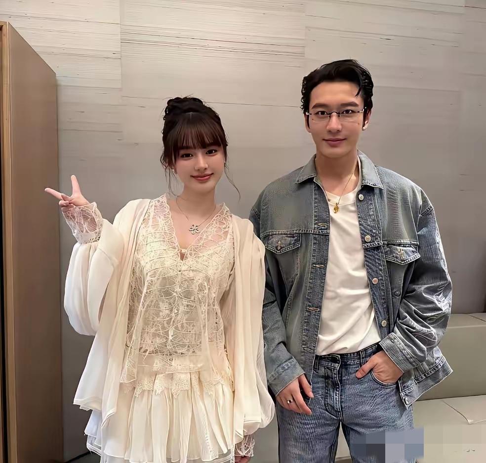 48岁黄晓明与26岁女友胡冉儿同游新加坡环球影城，引发关注。胡冉儿身穿米白蕾丝长