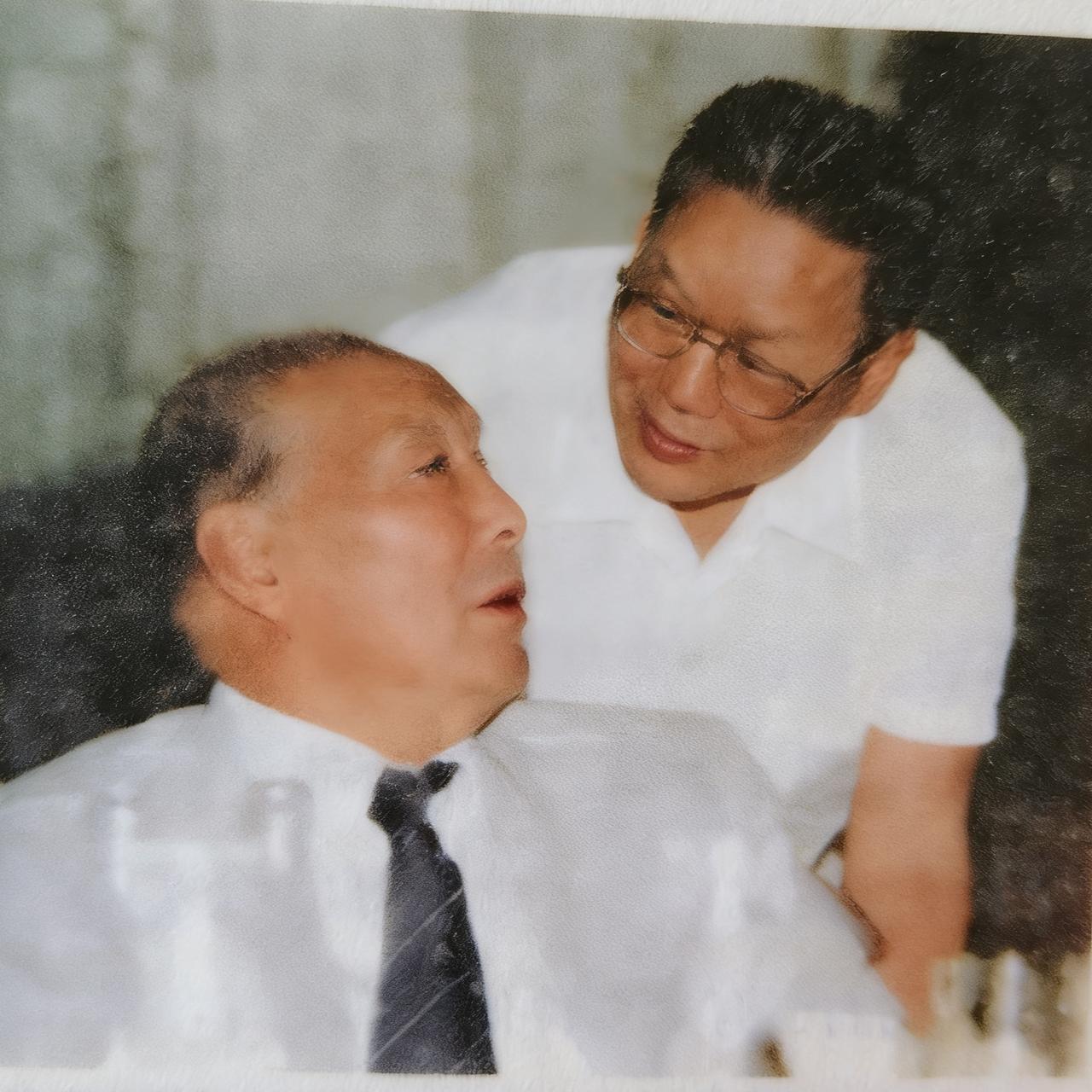 1985年，宋希濂和沈醉开会的间隙，一张罕见的合影，镜头中宋希濂坐在椅子上，沈醉