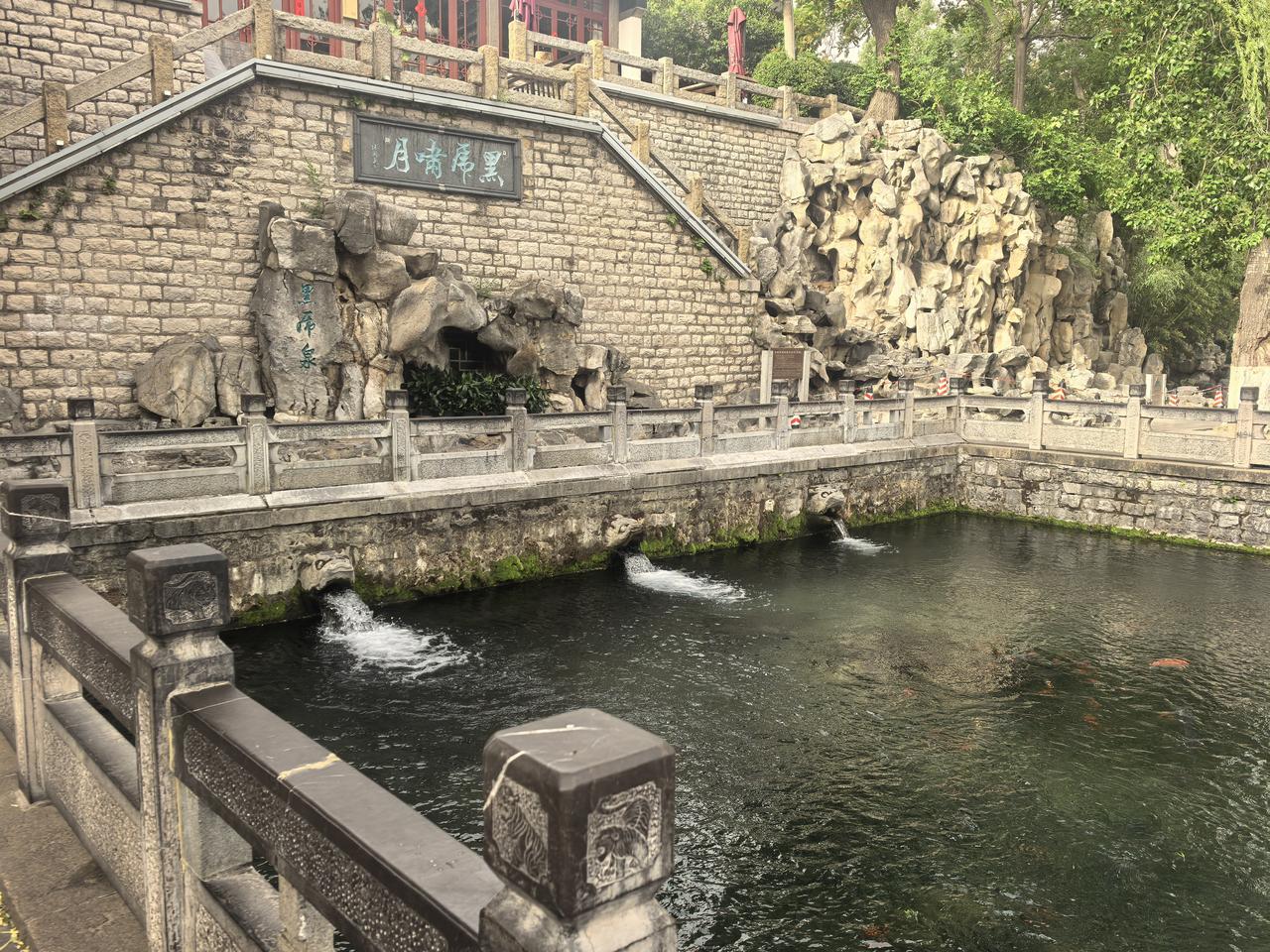 清晨的黑虎泉