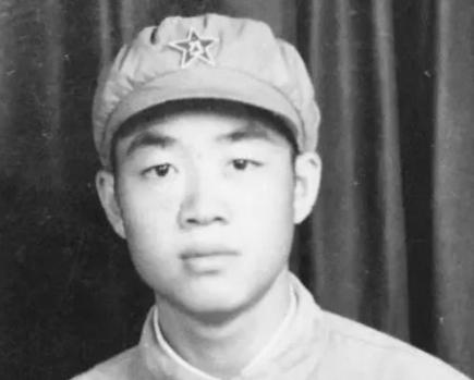 1951年，一个15岁新兵擦大炮，埋头看瞄准镜，谁料突然瞅见对面山头绿影晃动。