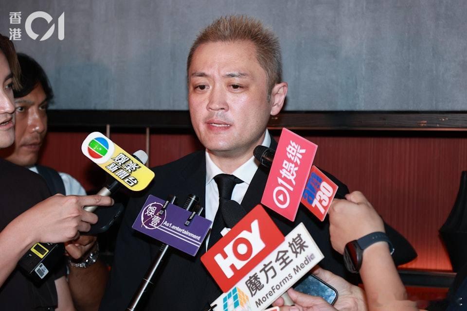 資深藝人施明於3月病逝，上月（23日）於大圍寶福紀念館設靈。施明離世引發兩兄弟不