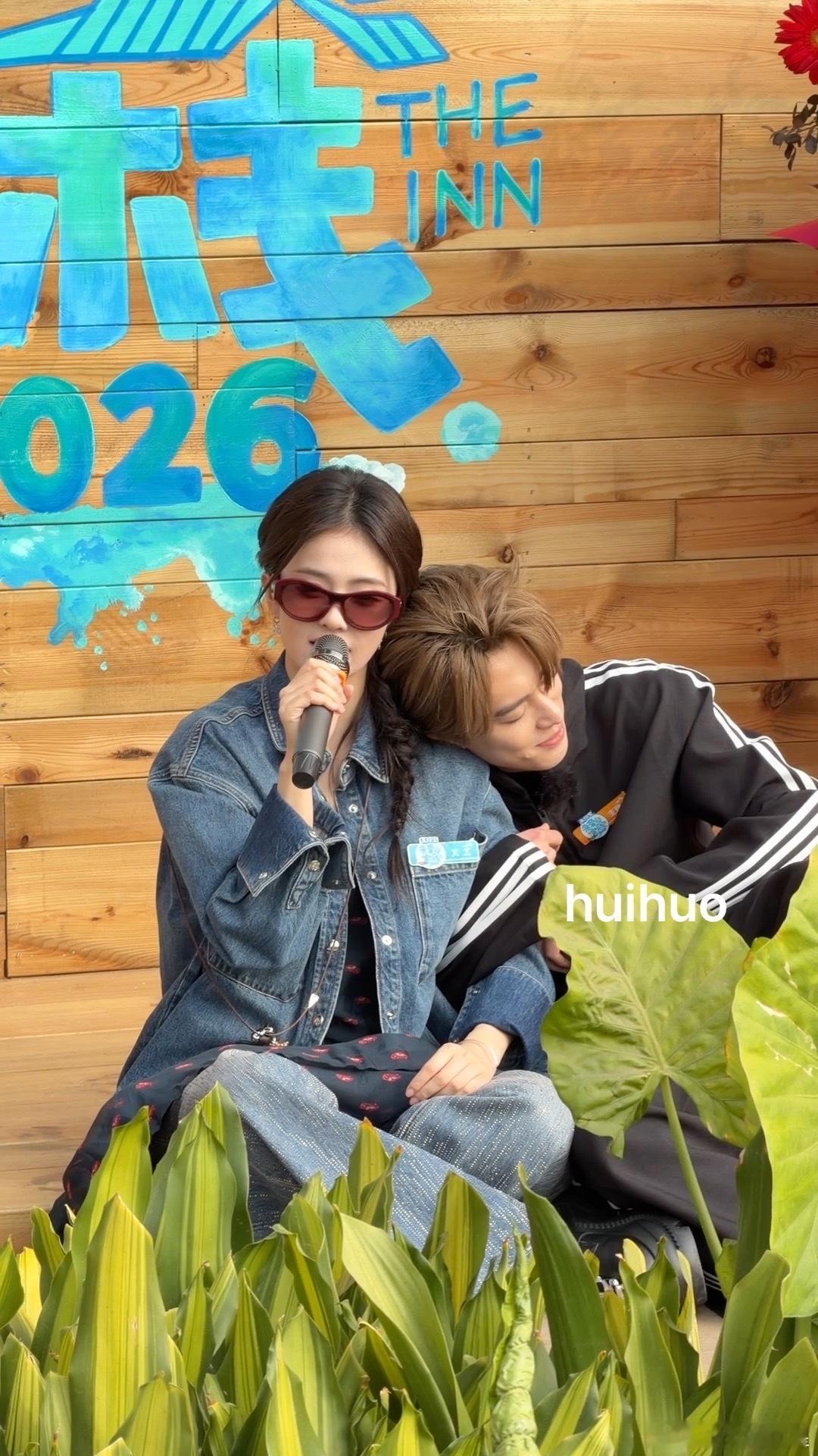 这是在干啥王鹤棣依偎在白鹿肩上白鹿王鹤棣霸总的姐娇羞的弟