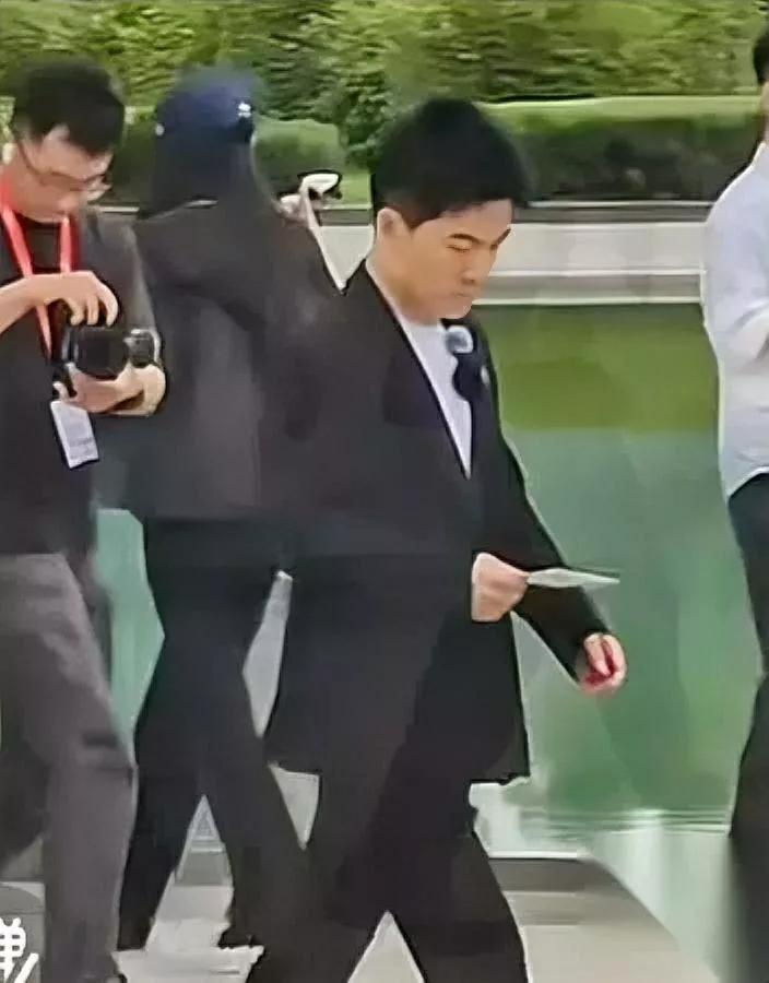 老板娘取关董宇辉？佛山老板凌晨抱怨：卖啥沙发网友怼：线上家具都破3000