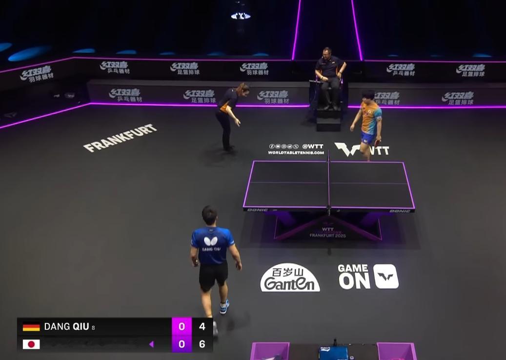 突发！法兰克福决赛时，邱党差点滑倒，他暂停比赛，让主裁判上场，一家人看着