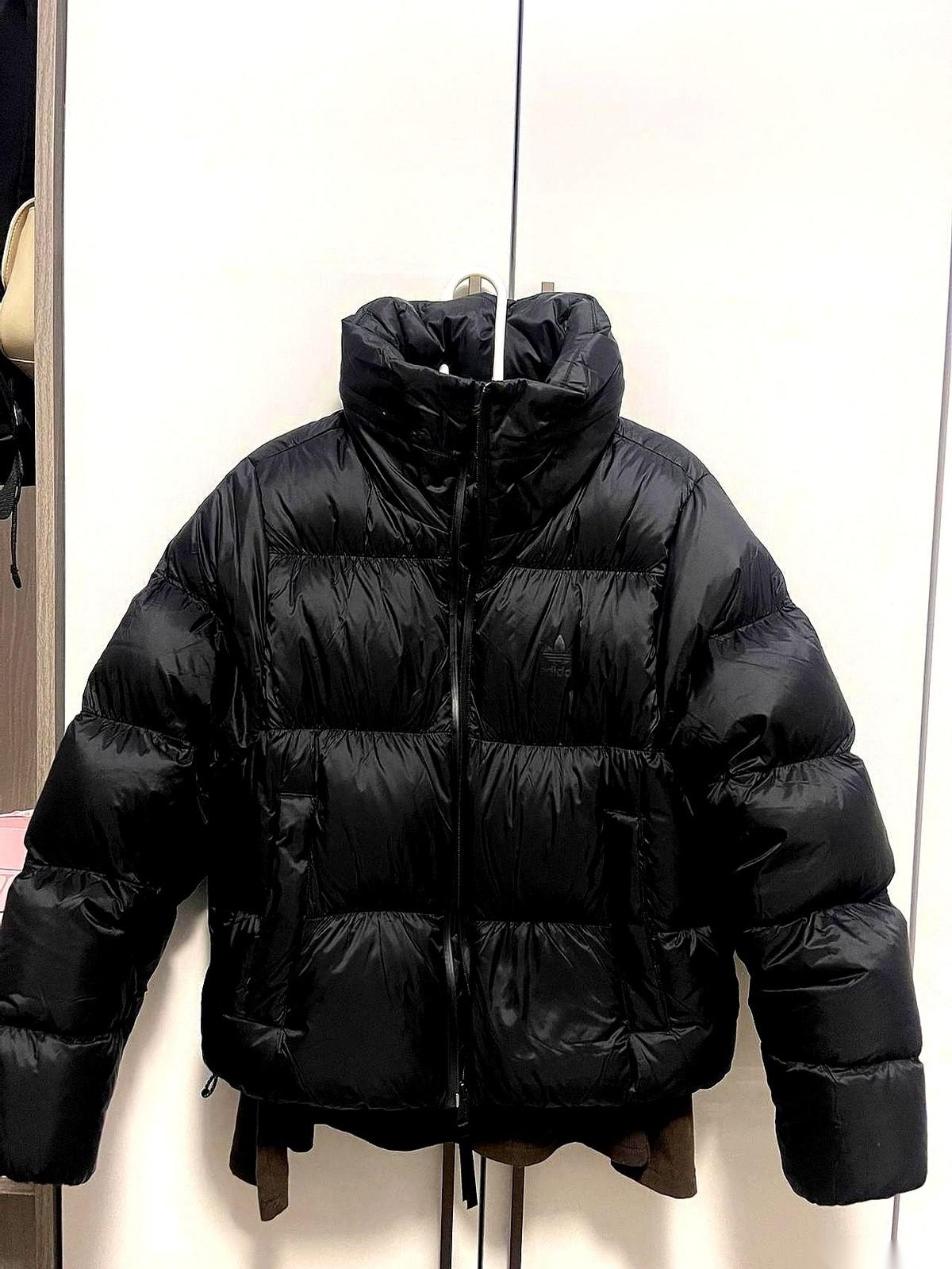 一件羽绒服，标价破万。有人扭头进了隔壁运动折扣店，花六百多，拿下一件参数几乎一