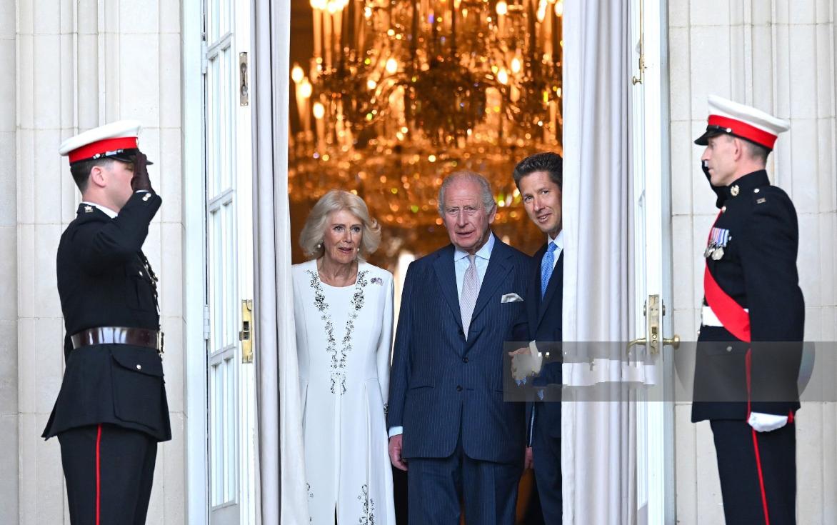 查尔斯携手妻子在美国出席招待会！2026年4月27日，查尔斯三世和卡米拉王后在华