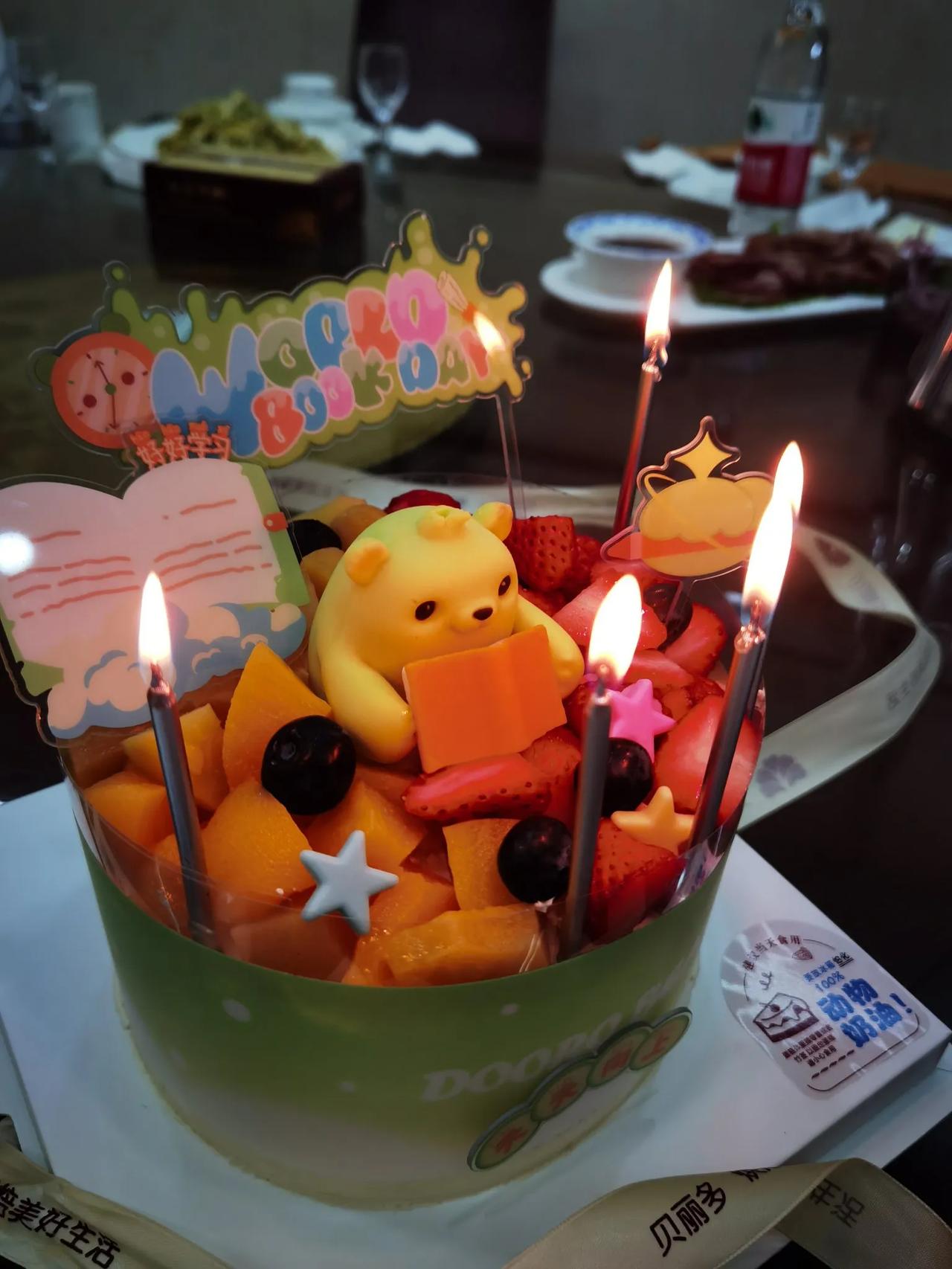 外孙生日非要吃蛋糕，还必须去饭店，要有那个仪式才会觉得高兴，也就依了他，照找了一