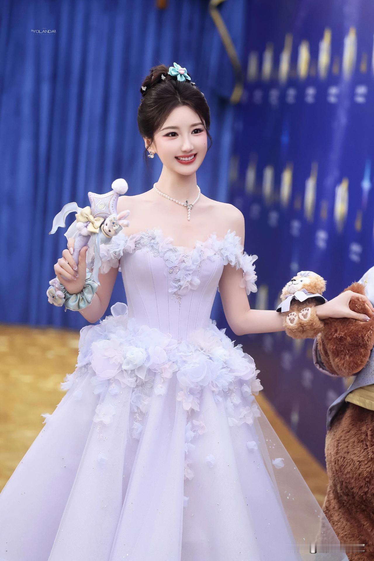 毛晓彤身穿淡紫花漾裙，在迪士尼十周年庆典里，就像一位真人公主👸🏻