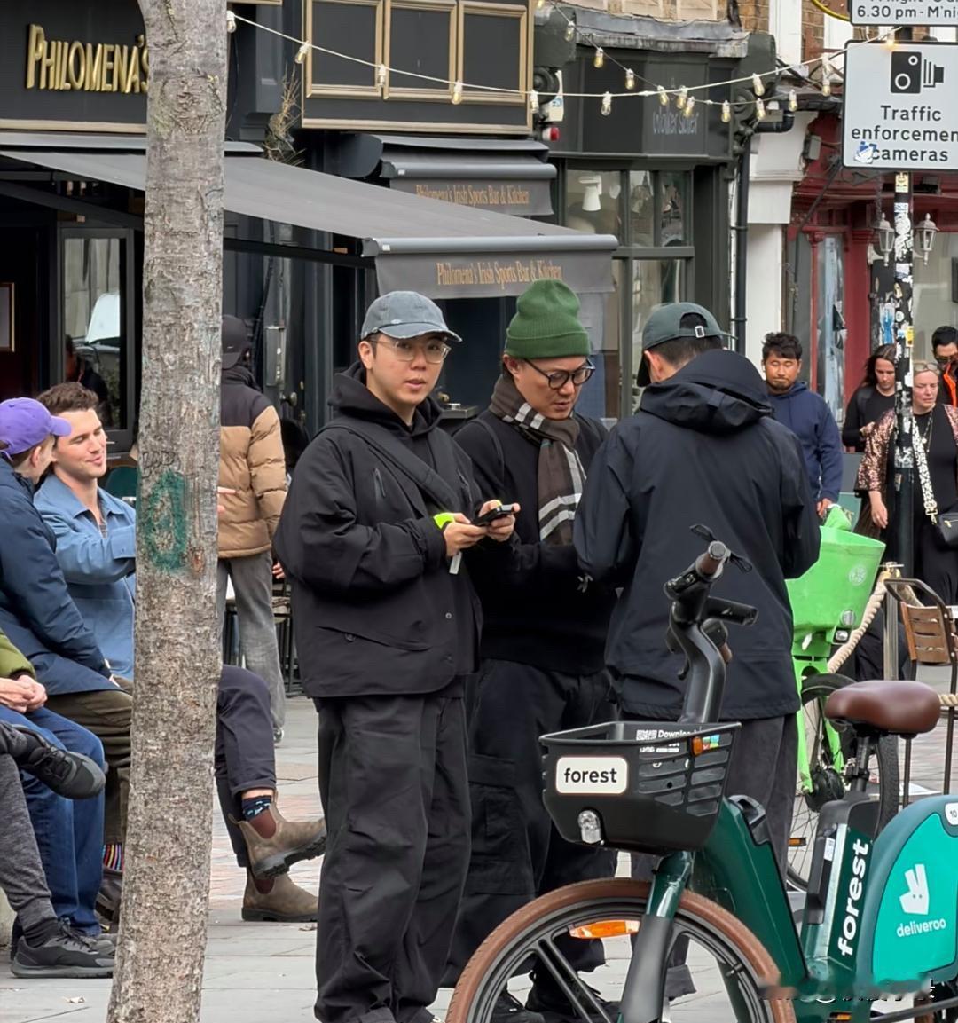 陈奕迅和朋友在伦敦街头被偶遇，他戴着绿帽子，身材看起来五五分，个子太矮了，还不如