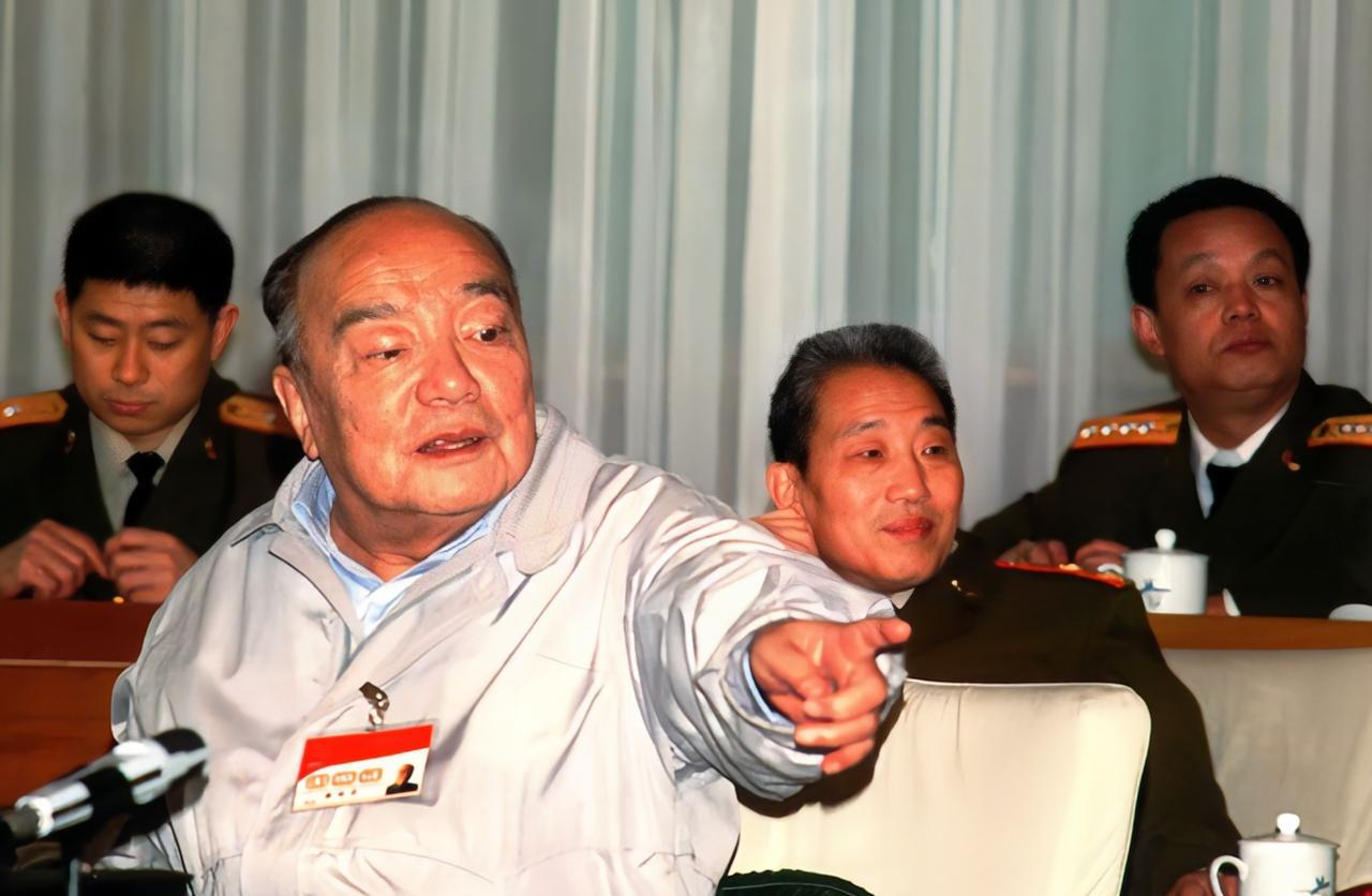 1992年杨尚昆出席解放军代表团小组讨论会。他当时是国家主席，之前担任过军委常务