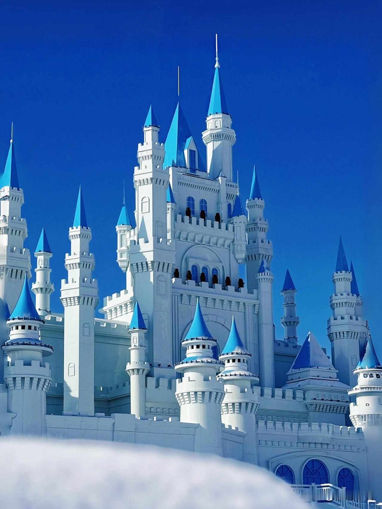 长春冰雪大世界太懂浪漫了！长春这次真的发力了！零下20多度的天，工作人员硬