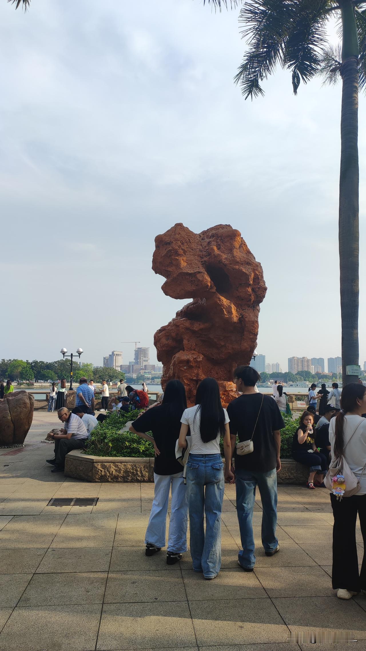广州沙面岛。沙面公园，绿树成荫，风光秀丽。个性雕塑、雕像。人流穿梭，热闹喧