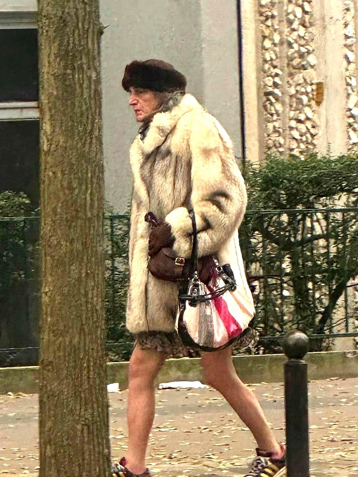 零下四度，我冻得直哆嗦。迎面走来一法国老太太，上身貂皮、围巾、毛线帽，裹得