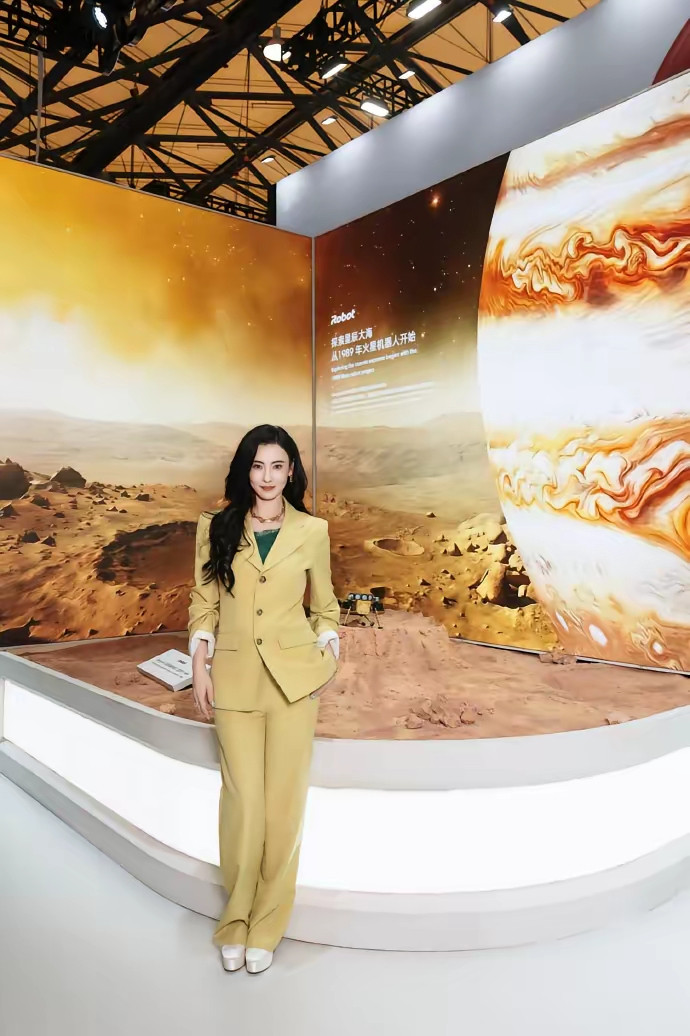 张柏芝惊艳亮相上海出席线下活动！镜头下的她身穿黄色工装西服套装，内搭绿色打底衫，