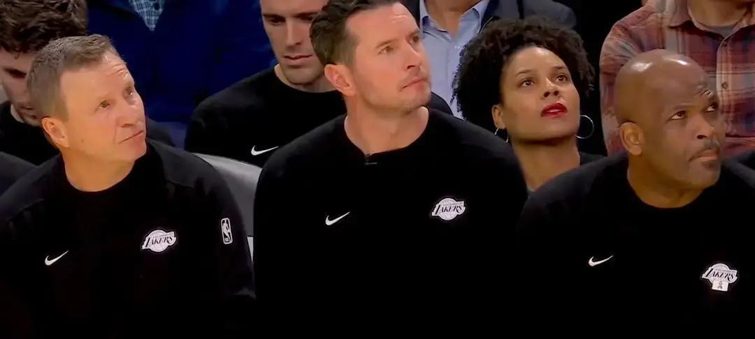 更衣室砸球了，湖人真炸锅输给独行侠那场，东契奇砍40分像逛早市。回更衣室，