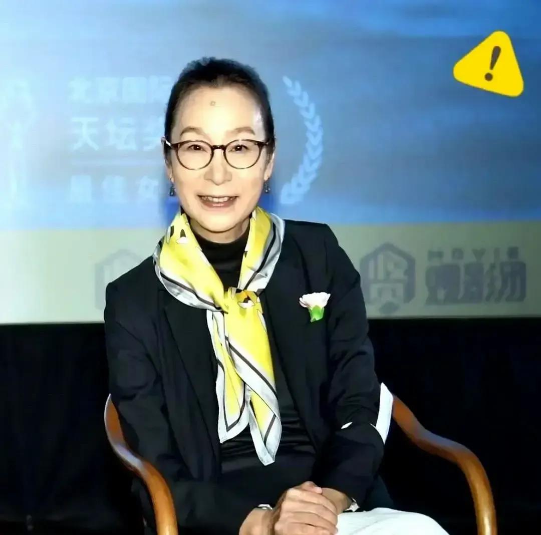 奚美娟在采访里一句“我是我自己”把网友听哭了。68岁，她淡定回忆当年离婚、一个