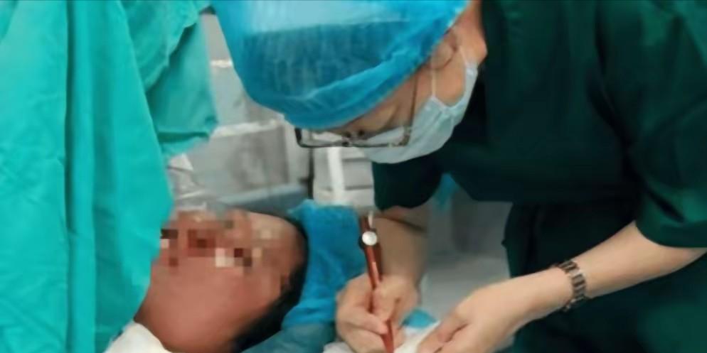 河南一聋哑女子难产，医生解开衣服一瞬间，肚子上面写着：“如果有危险，请先保孩子，
